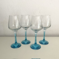 4 Wijnglazen licht blauwe voet